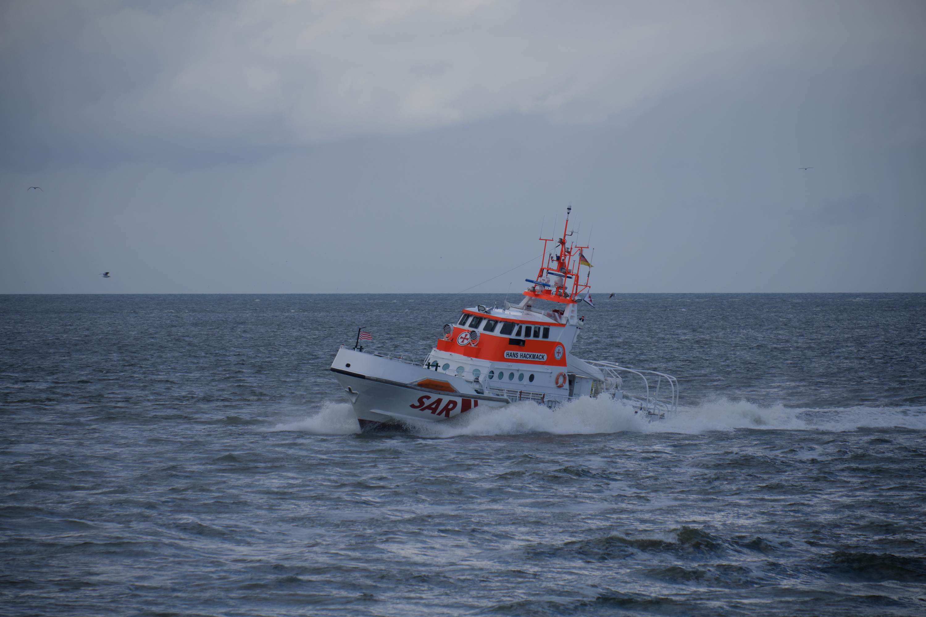 Im Einsatz für ein schwer verletztes Besatzungsmitglied auf einer Fähre: der Seenotrettungskreuzer HANS HACKMACK. Archivfoto: Die Seenotretter – DGzRS / Eyk Sährig