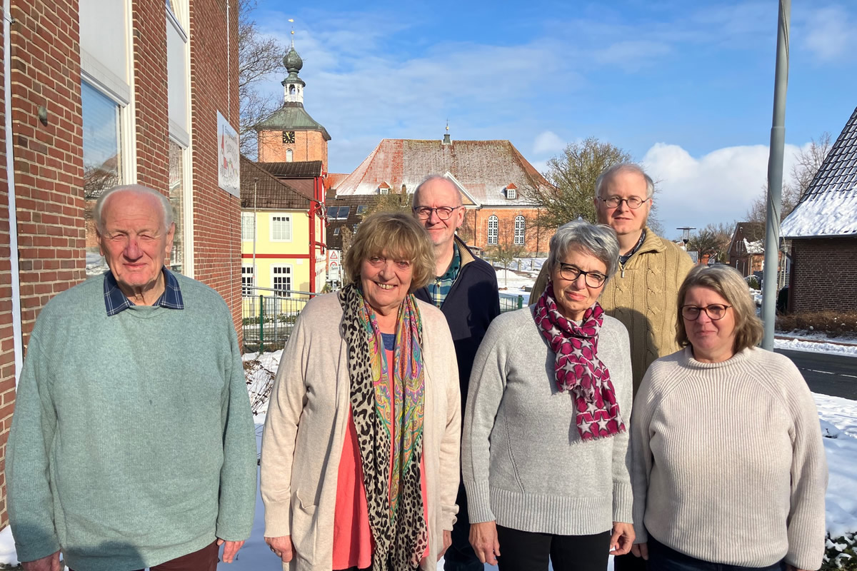 Das Bild zeigt Klaus Struve (Kassenwart) Antje Klein (1. Vorsitzende) Bürgermeister Ingo Lage (Beisitzer) Conni Unger (Beisitzerin) Hanno Lamp (Beisitzer) und Bürgervorsteherin Christine Nebendahl (2. Vorsitzende)