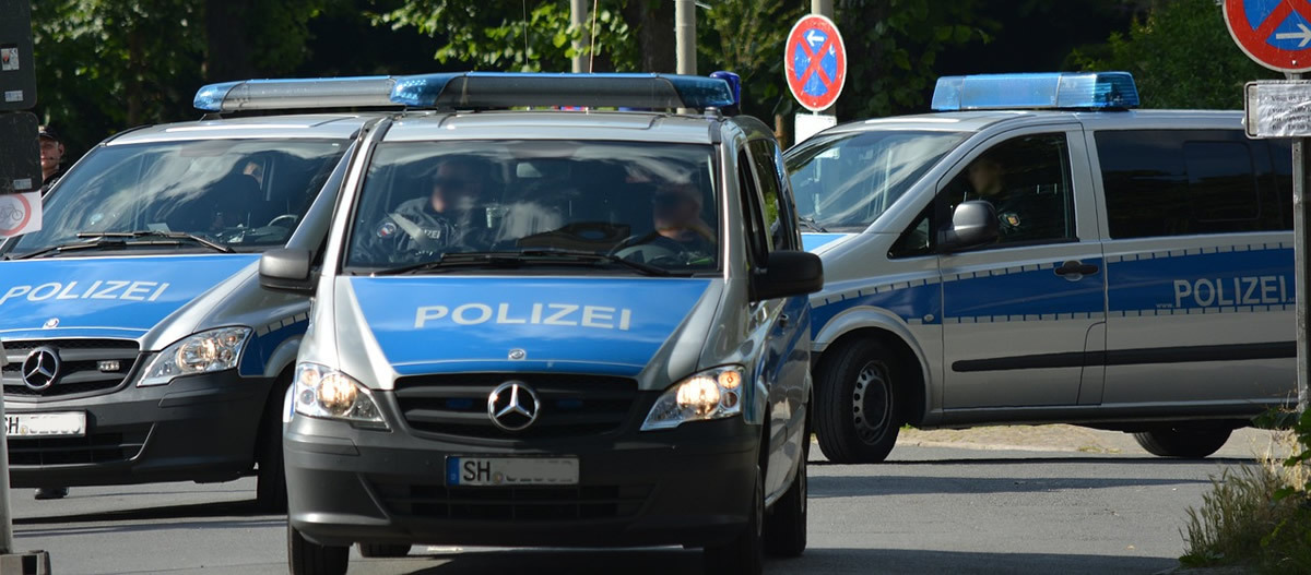 Probsteierhagen: Zeugenaufruf nach Diebstahl von GullideckelnIn der Schönberger Landstraße (L50) auf Höhe der Ortschaft Muxall kam es in dem Zeitraum von Freitag 14:00 Uhr bis Montag 06:30 Uhr zu einem Diebstahl von 20 Schachtdeckeln. Die Polizeistation Heikendorf nahm die Ermittlungen auf und sucht nun Zeuginnen und Zeugen.Auf der L50, Schönberger Landstraße, zwischen Probsteierhagen und Schönkirchen finden derzeit Straßenbauarbeiten statt. Zur Erneuerung der Fahrbahndecke und des Radweges legten die Bauarbeiter insgesamt 20 Schachtdeckel auf einer Strecke von etwa vier Kilometern Länge am Straßenrand ab. Am Montagmorgen bemerkte der Bauleiter, dass unbekannte Täter alle Schachtabdeckungen im Wert von über 6000 Euro sowie dazugehörige Erdmetallnägel entwendeten.Die ermittelnden Beamten gehen zurzeit davon aus, dass es sich um gewerbsmäßig agierende Täter handelt. Aufgrund der Größe des Gullideckels mit einem Durchmesser von etwa einem Meter und des hohen Eigengewichts dürfte ein größeres Fahrzeug zum Abtransport genutzt worden sein. Die Polizeibeamten suchen nun Zeuginnen und Zeugen, die Hinweise zu der Tat geben können. Hinweise nehmen die Polizeistationen Schönberg unter 04344-29150 und Schönkirchen unter 04348-2154900 entgegen.Quelle: Polizeidirektion Kiel, Pressestelle