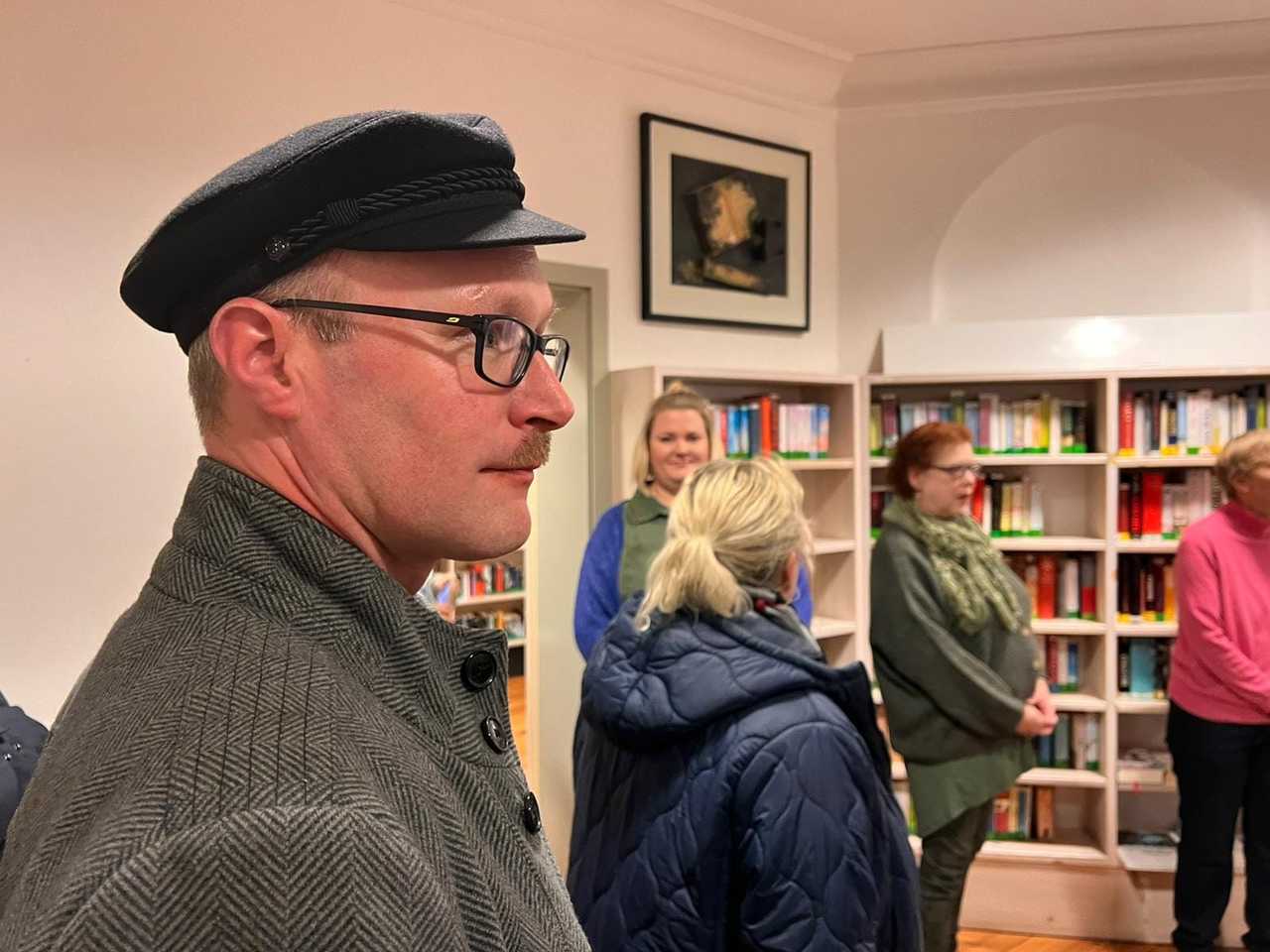 Auf Einladung von Bürgermeister Kokocinski fand heute ein interessanter Besuch in der Gemeindebücherei Schönberg statt. Drei Mitarbeiterinnen kümmern sich um die rund 11.000 Bücher und Hörbücher und beraten und bedienen die über 800 Kunden.Etwas ganz besonders ist dabei die Onleihe "Zwischen den Meeren", mit der man auch EBooks, Zeitungen und Hörbücher online ausleihen kann. Und das ganze kostet nur eine Jahresgebühr von 12 €. Voll mit integriert in die "Alte Apotheke" ist die ehrenamtlich betriebene Spielothek, die mit über 600 Spielen aufwarten kann.Die Gemeindebücherei ist nicht nur für die Schönbergerin und Schönberger ein tolles Angebot sondern auch für unsere vielen großen und kleinen Gäste.