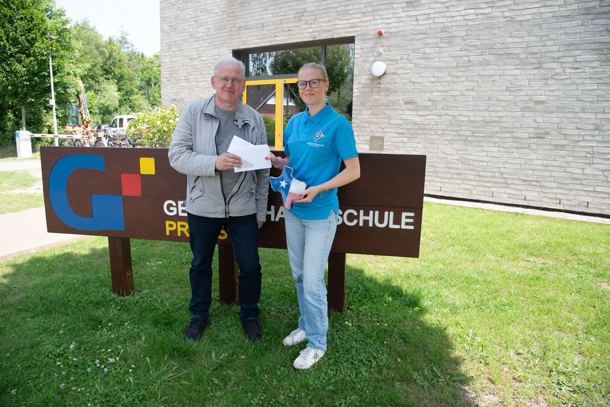 Für Maila-Sophie heißt es „auf nach Texas“<br /><br />Schönberg – „Texas, here I come“. Ende Juni, mit Beginn der Sommerferien bei uns, geht es los für Maila-Sophie Münstermann, 18, aus Hohenfelde. Als Gast des Jugendprogramms von Lions International darf sie für die Ferien zu einer Familie nach Midland in Texas in die USA fliegen. Initiator der Aktion im Rahmen seiner Jugendarbeit ist der Lions Club Wagrien aus Schönberg. Er hatte sich mit der Idee an die Gemeinschaftsschule Probstei gewandt, die ihre Schüler aufforderte, sich für das Projekt zu bewerben. Letztlich war es eben Maila-Sophie, die den Zuschlag dafür erhielt. Lions-Präsident Michael Rehfuß überreichte ihr nun offiziell die Flugunterlagen – passend verpackt in einer stilechten Texas-Dose, die der Fahne des amerikanischen Nationalstaates nachgebildet war.<br /><br />„Ich bin mehr als aufgeregt“, bekennt Maila-Sophie und trägt stolz das ihr von Lions International dafür extra zugesandte T-Shirt. „Ich gehe mit zwei anderen Schülern aus der Mongolei und Italien jeweils zu einer Familie nach Midland in Texas“. Was sie dort erwartet, weiss sie noch nicht genau, aber einen ersten schriftlichen Austausch mit ihren Gasteltern dort hatte sie schon per Internet. Deren Tochter machte solch eine Reise schon im Lions-Programm 2014 nach Italien. „Fest steht, dass uns wohl ein volles Programm erwartet“, sagt Maila-Sophie. Ziel sei es, die Kulturen der anderen Teilnehmer des Austausches kennenzulernen wie auch der Bevölkerung in Texas. <br /><br />Begleitet von den Gastfamilien sind gemeinsame Fahrten in die größten Städte in Texas geplant. Zum Beispiel Abilene und San Angelo, die siebengrößte Stadt der USA. Mit dabei ein Wochenende am See Brownwood und ein Trip nach Fort Worth/Dallas inklusive eines Rodeos. Aber auch einige Sozialeinrichtungen werden besucht. „Der Höhepunkt wird wohl das Feuerwerk und die Feierlichkeiten mit der Parade zum Unabhängigkeitstag der USA am 4. Juli sein“, so Maila-Sophie. Und, und, und -  auf dem Programm stehen noch Konzertbesuche, Soccer und Baseball-Spiele und lokale Sehenswürdigkeiten.<br /><br />In jedem Fall kommt da noch Einiges auf Maila-Sophie selbst zu: Vor dem örtlichen Lions Club soll sie einen Vortrag über ihre Heimat halten und ein „traditionelles Gericht kochen“. „Wir haben uns darauf verständigt, dass ich Currywurst mit Pommes mache, das kennt man dort gar nicht“, lacht Maila-Sophie. Ungewohnt für sie und die anderen Jugendlichen des Lions Programms wird allerdings das Wetter sein. „Derzeit gibt es dort nur Sonne und Temperaturen bis 40 Grad, hat man uns schon vorgewarnt“.<br /><br /> „Wir sind in jedem Fall mehr als glücklich, dass wir es als Lions Club der Probstei geschafft haben, jemanden in das Jugendprogramm von Lions International zu entsenden. Die Anzahl der deutschen Teilnehmer ist dabei sehr begrenzt“, so Lions Präsident Michael Rehfuß. Finanziert wird der Flug über den Lions Club Wagrien. Die Kosten in Amerika übernimmt der dortige Lions Club inklusive der Ausflüge. Für die Jugendlichen, die bisher an einer solchen Reise teilgenommen haben, war es immer ein Erfahrungsschatz, die sie nicht missen wollten. „Maila-Sophie hat uns in jedem Fall einen Erlebnisbericht mit vielen Bildern versprochen, zu dem wir dann auch Gäste einladen werden“, so Michael Rehfuss.