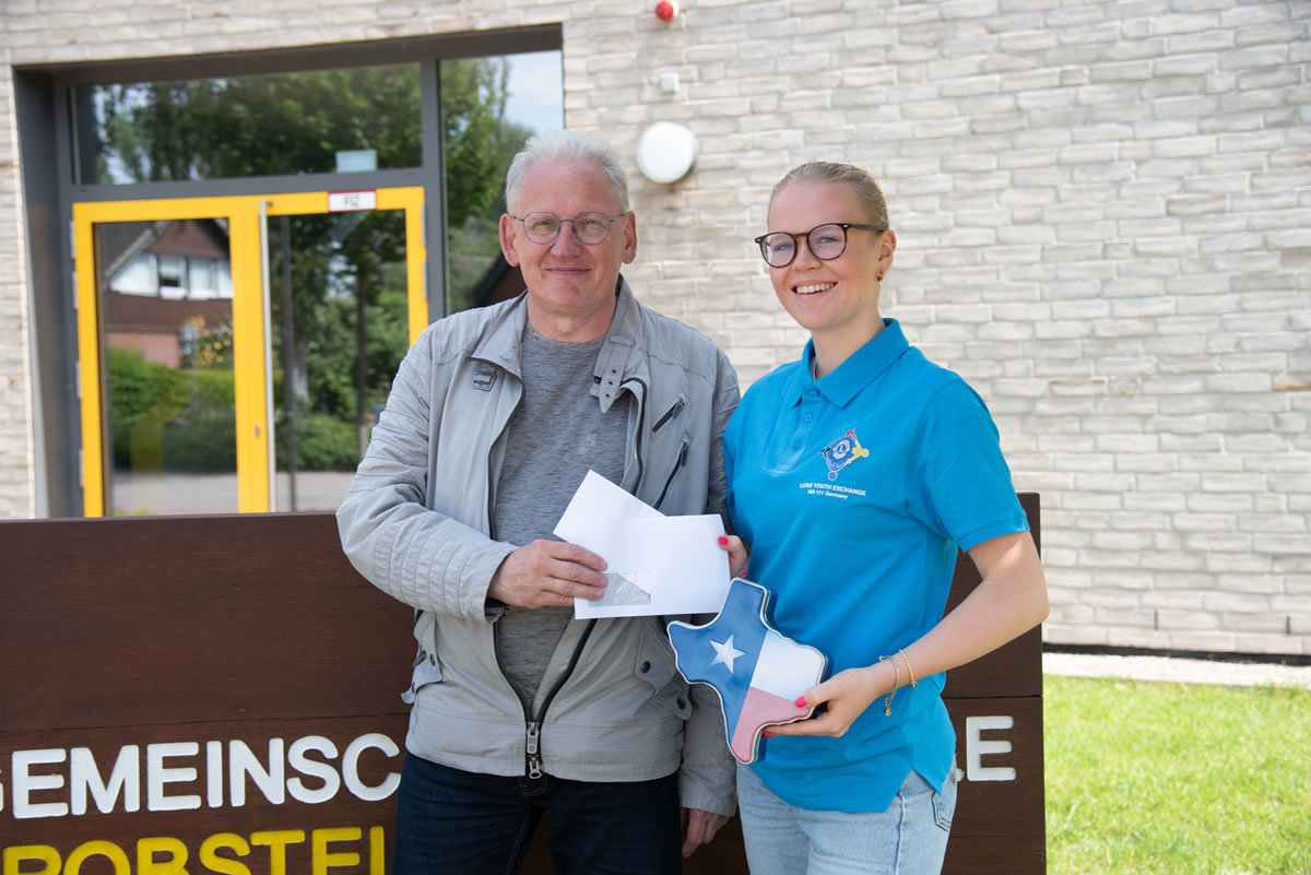 Für Maila-Sophie heißt es „auf nach Texas“<br /><br />Schönberg – „Texas, here I come“. Ende Juni, mit Beginn der Sommerferien bei uns, geht es los für Maila-Sophie Münstermann, 18, aus Hohenfelde. Als Gast des Jugendprogramms von Lions International darf sie für die Ferien zu einer Familie nach Midland in Texas in die USA fliegen. Initiator der Aktion im Rahmen seiner Jugendarbeit ist der Lions Club Wagrien aus Schönberg. Er hatte sich mit der Idee an die Gemeinschaftsschule Probstei gewandt, die ihre Schüler aufforderte, sich für das Projekt zu bewerben. Letztlich war es eben Maila-Sophie, die den Zuschlag dafür erhielt. Lions-Präsident Michael Rehfuß überreichte ihr nun offiziell die Flugunterlagen – passend verpackt in einer stilechten Texas-Dose, die der Fahne des amerikanischen Nationalstaates nachgebildet war.<br /><br />„Ich bin mehr als aufgeregt“, bekennt Maila-Sophie und trägt stolz das ihr von Lions International dafür extra zugesandte T-Shirt. „Ich gehe mit zwei anderen Schülern aus der Mongolei und Italien jeweils zu einer Familie nach Midland in Texas“. Was sie dort erwartet, weiss sie noch nicht genau, aber einen ersten schriftlichen Austausch mit ihren Gasteltern dort hatte sie schon per Internet. Deren Tochter machte solch eine Reise schon im Lions-Programm 2014 nach Italien. „Fest steht, dass uns wohl ein volles Programm erwartet“, sagt Maila-Sophie. Ziel sei es, die Kulturen der anderen Teilnehmer des Austausches kennenzulernen wie auch der Bevölkerung in Texas. <br /><br />Begleitet von den Gastfamilien sind gemeinsame Fahrten in die größten Städte in Texas geplant. Zum Beispiel Abilene und San Angelo, die siebengrößte Stadt der USA. Mit dabei ein Wochenende am See Brownwood und ein Trip nach Fort Worth/Dallas inklusive eines Rodeos. Aber auch einige Sozialeinrichtungen werden besucht. „Der Höhepunkt wird wohl das Feuerwerk und die Feierlichkeiten mit der Parade zum Unabhängigkeitstag der USA am 4. Juli sein“, so Maila-Sophie. Und, und, und -  auf dem Programm stehen noch Konzertbesuche, Soccer und Baseball-Spiele und lokale Sehenswürdigkeiten.<br /><br />In jedem Fall kommt da noch Einiges auf Maila-Sophie selbst zu: Vor dem örtlichen Lions Club soll sie einen Vortrag über ihre Heimat halten und ein „traditionelles Gericht kochen“. „Wir haben uns darauf verständigt, dass ich Currywurst mit Pommes mache, das kennt man dort gar nicht“, lacht Maila-Sophie. Ungewohnt für sie und die anderen Jugendlichen des Lions Programms wird allerdings das Wetter sein. „Derzeit gibt es dort nur Sonne und Temperaturen bis 40 Grad, hat man uns schon vorgewarnt“.<br /><br /> „Wir sind in jedem Fall mehr als glücklich, dass wir es als Lions Club der Probstei geschafft haben, jemanden in das Jugendprogramm von Lions International zu entsenden. Die Anzahl der deutschen Teilnehmer ist dabei sehr begrenzt“, so Lions Präsident Michael Rehfuß. Finanziert wird der Flug über den Lions Club Wagrien. Die Kosten in Amerika übernimmt der dortige Lions Club inklusive der Ausflüge. Für die Jugendlichen, die bisher an einer solchen Reise teilgenommen haben, war es immer ein Erfahrungsschatz, die sie nicht missen wollten. „Maila-Sophie hat uns in jedem Fall einen Erlebnisbericht mit vielen Bildern versprochen, zu dem wir dann auch Gäste einladen werden“, so Michael Rehfuss.