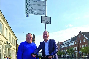 Foto © Kreis Plön.  Lutz Schlünsen (links), Vorsitzender des Ausschusses für Wirtschaft, Energie und Tourismus und Landrat Björn Demmin.