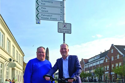 Foto © Kreis Plön.  Lutz Schlünsen (links), Vorsitzender des Ausschusses für Wirtschaft, Energie und Tourismus und Landrat Björn Demmin.